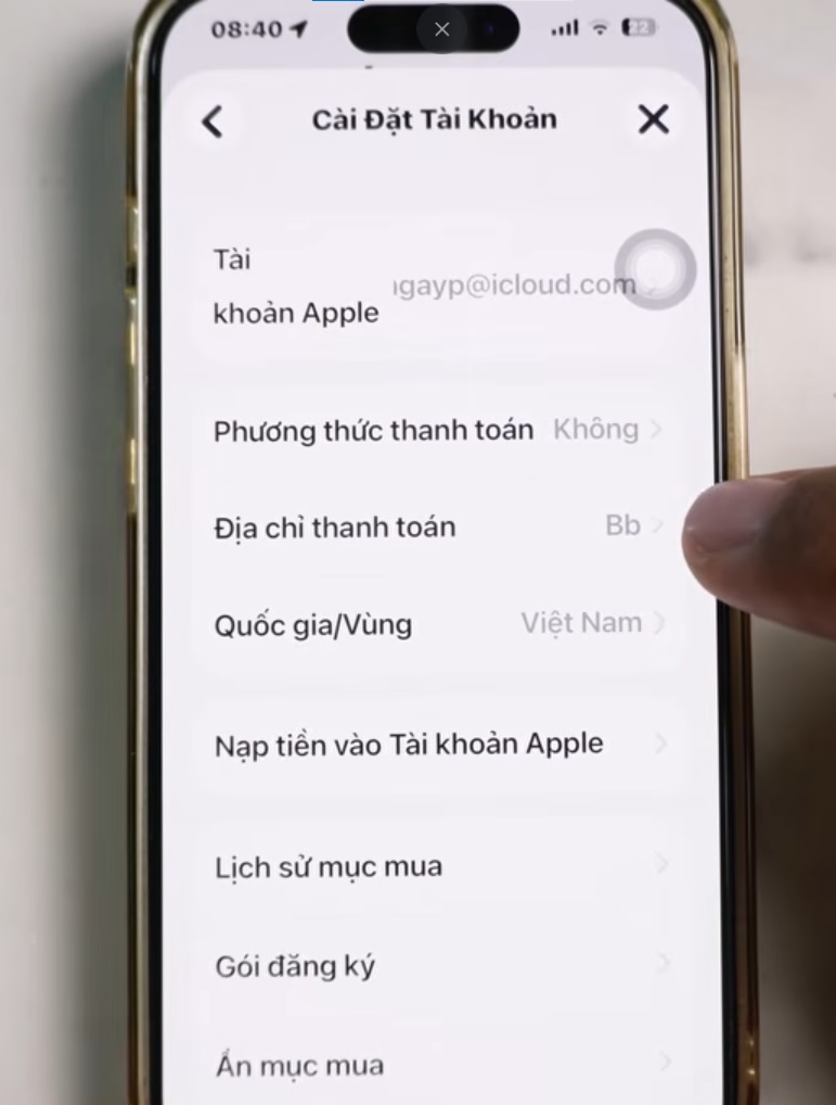 Mục Phương tiện và Mục mua trong phần cài đặt Tài khoản Apple trên iPhone.