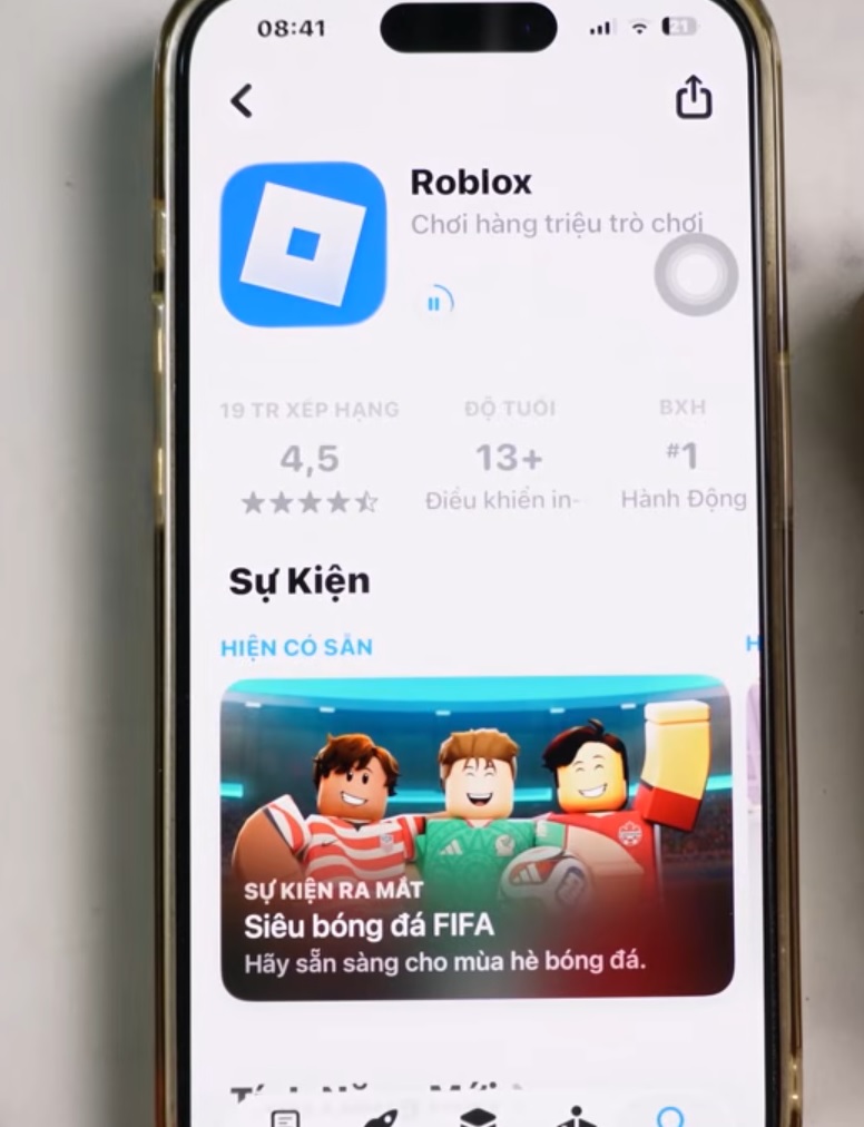Màn hình xác nhận tải Roblox từ App Store trên iPhone.
